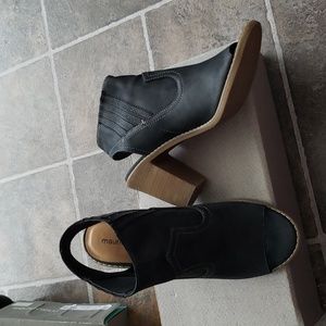 NWT MAURICES BLACK FAUX SUEDE SANDAL SIZE 10